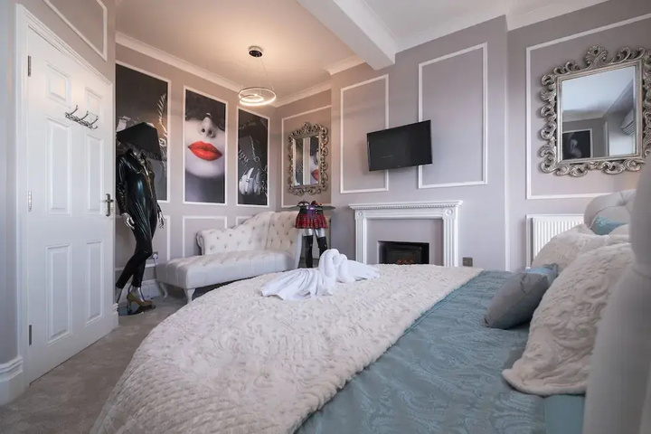 Room 2 of 17
