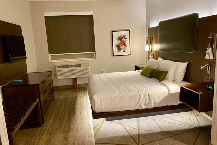 1 King Bed Pillow Top Mattress 2 Flat Screen Tvs Microwave and Refrigerator Sitting Area Sofa Full Breakfast (2 of 22)