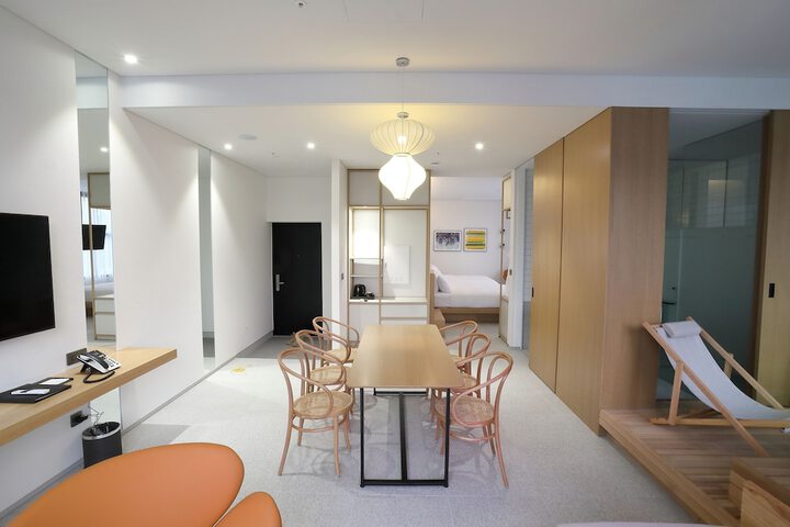 Room 10 of 14