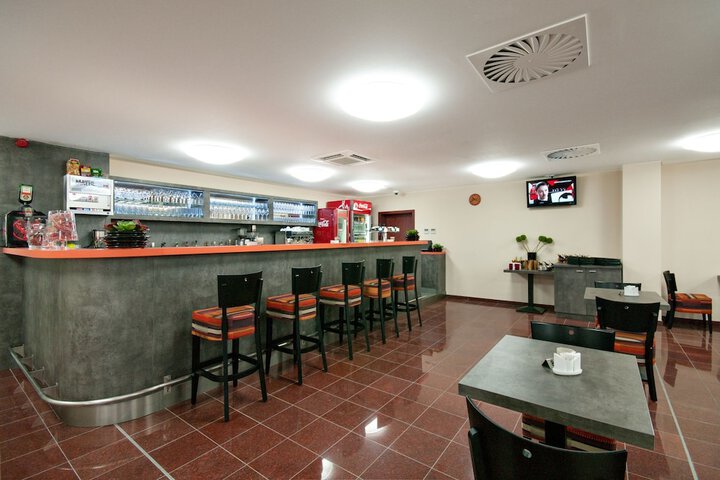 Lounge 34 of 40
