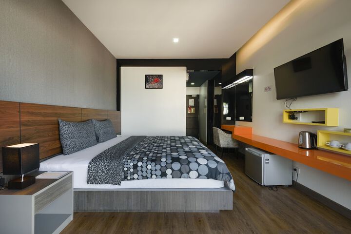 Room 12 of 77