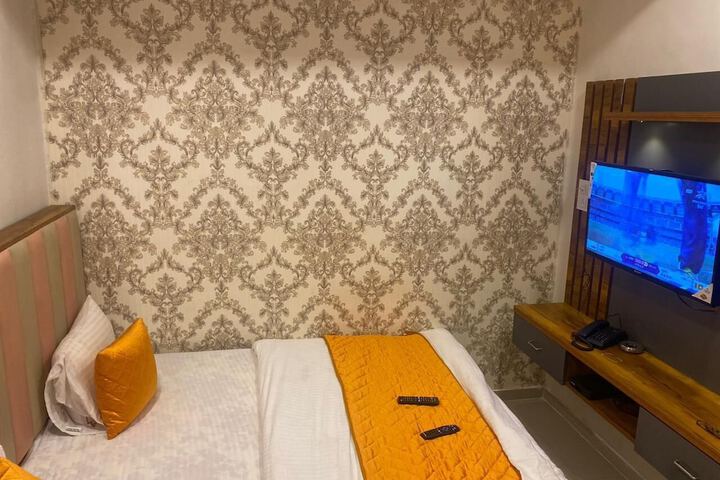 Room 6 of 18