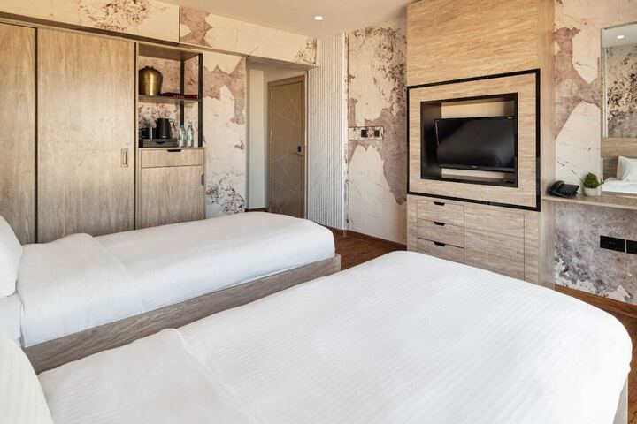 Room 9 of 33