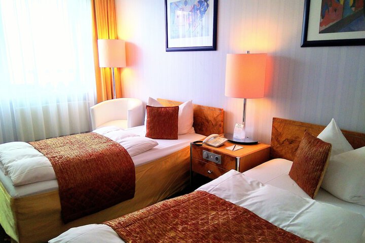 Room 16 of 40