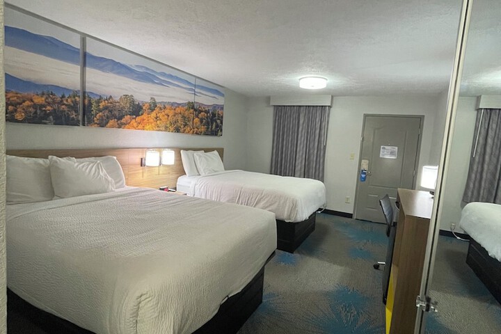 2 Queen Beds (5 of 8)