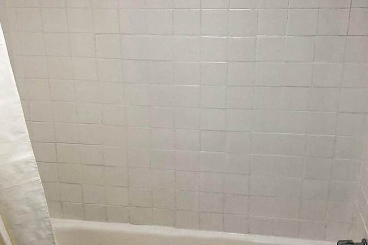 Deep soaking bathtub