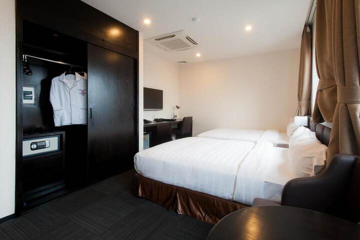 Room 5 of 32