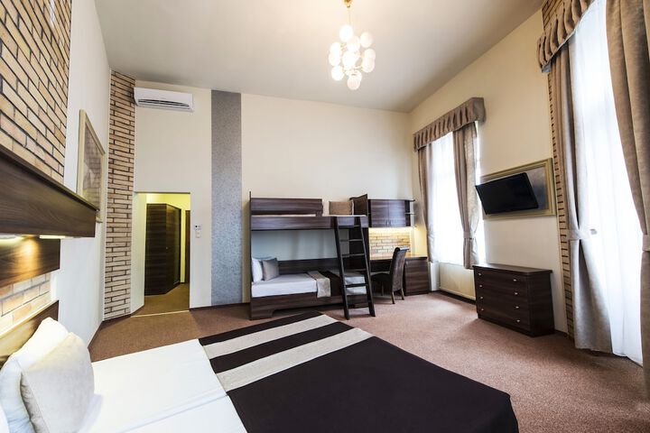 Room 9 of 38