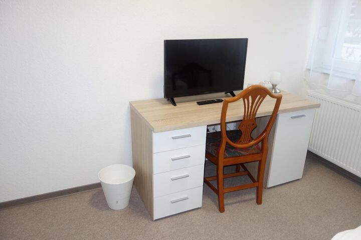 Room 10 of 27