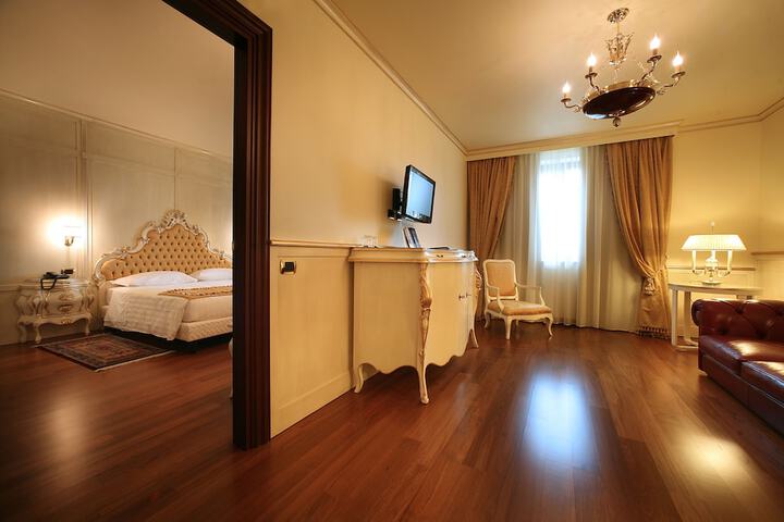 Room 10 of 107