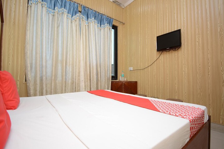 Room 6 of 8