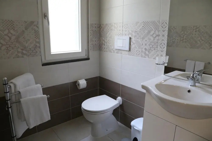 Room 6 of 12
