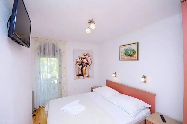 Room 6 of 17