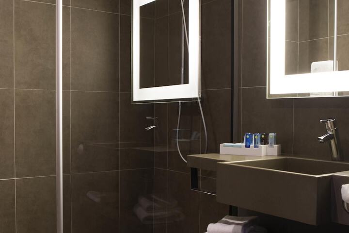 Room 12 of 75