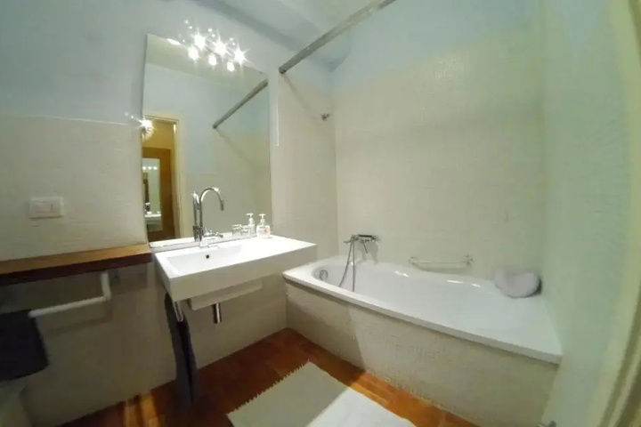 Room 6 of 14