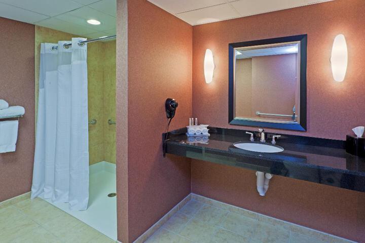 2 Queen Beds Pet Friendly Room Work Desk Chair with Ottoman Microwave and Refrigerator Full Breakfast (1 of 7)