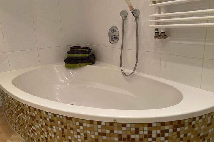 Room 4 of 8