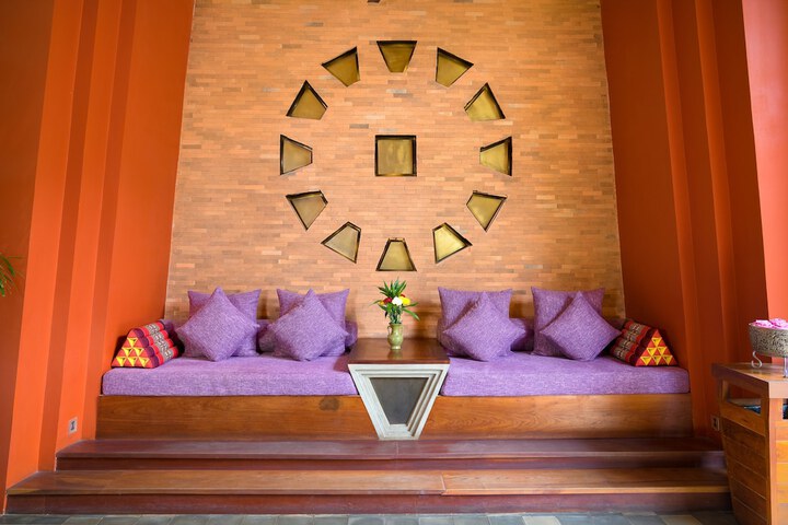 Lounge 113 of 157