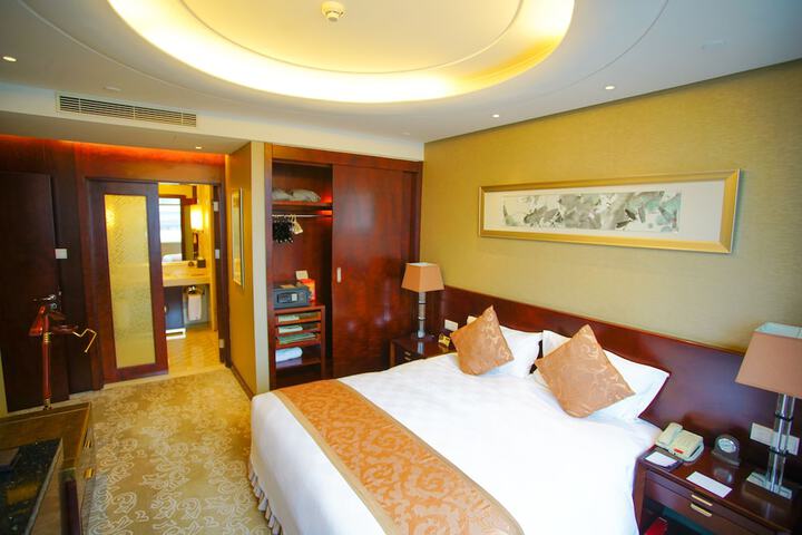 Room 6 of 33