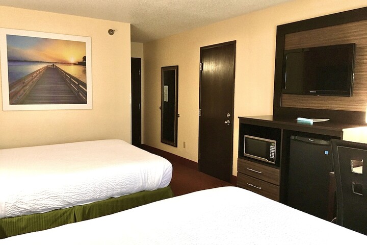1 Queen Bed Mobility Accessible Roll in Shower (6 of 26)