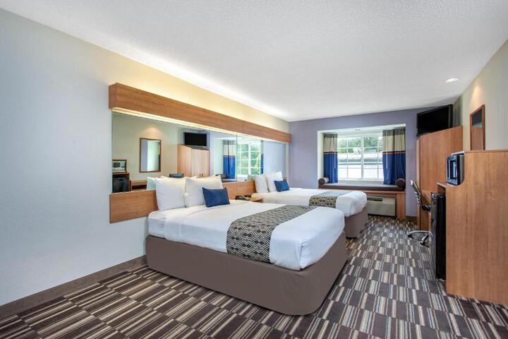 1 Queen Bed Accessible Room (4 of 18)