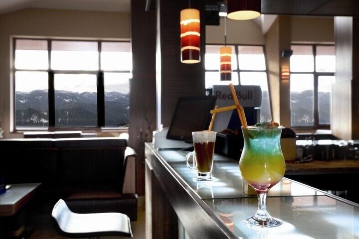 Lounge 37 of 46
