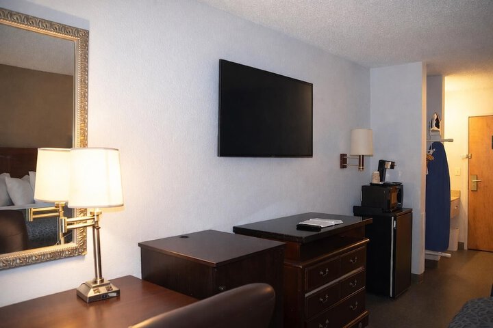Room 6 of 17