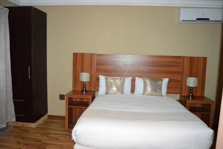 Room 10 of 15