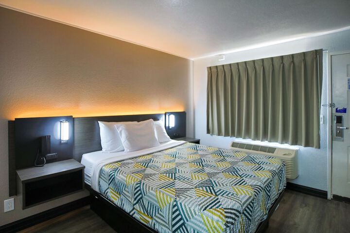 1 Queen Bed ADA Accessible Roll in Shower (17 of 17)