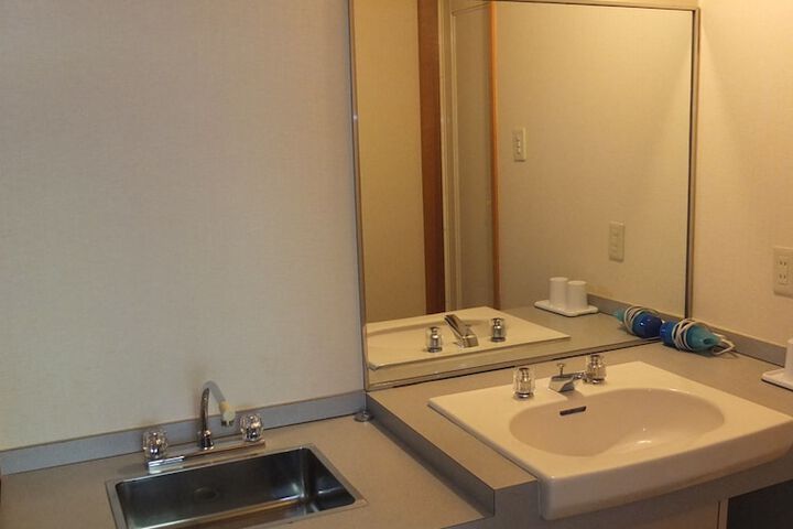 Room 27 of 65