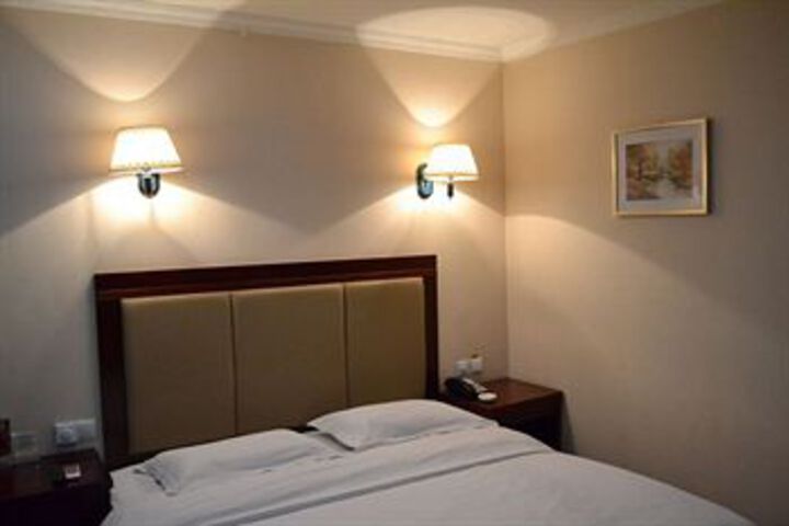 Room 4 of 12