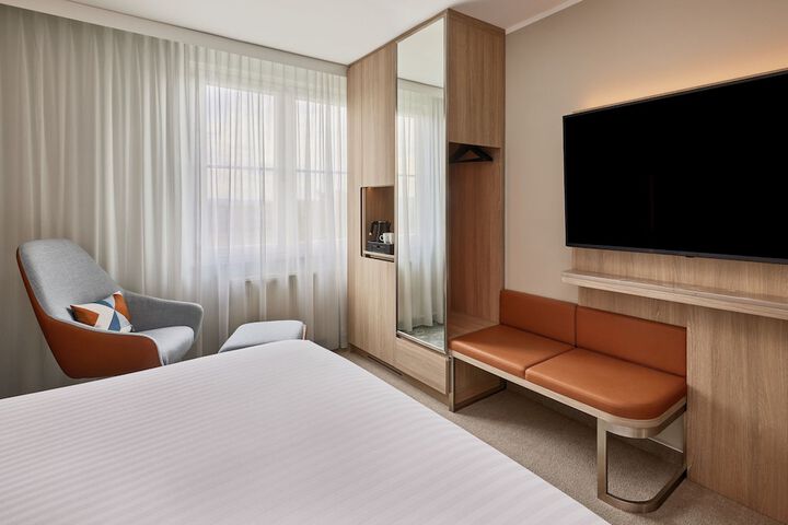 Room 10 of 24