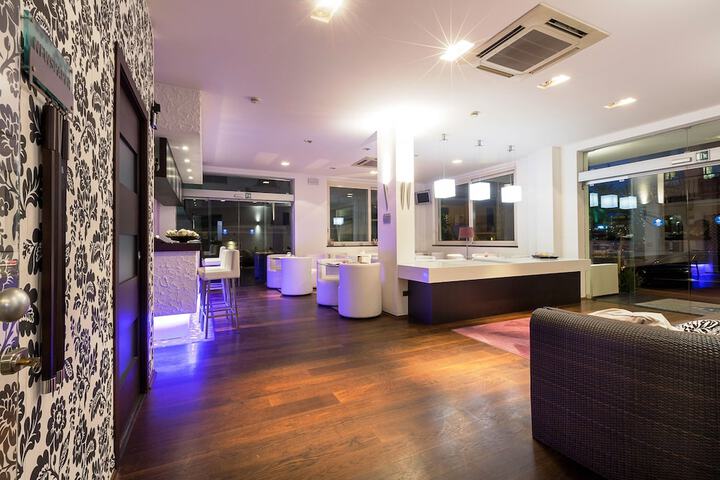 Lounge 54 of 75