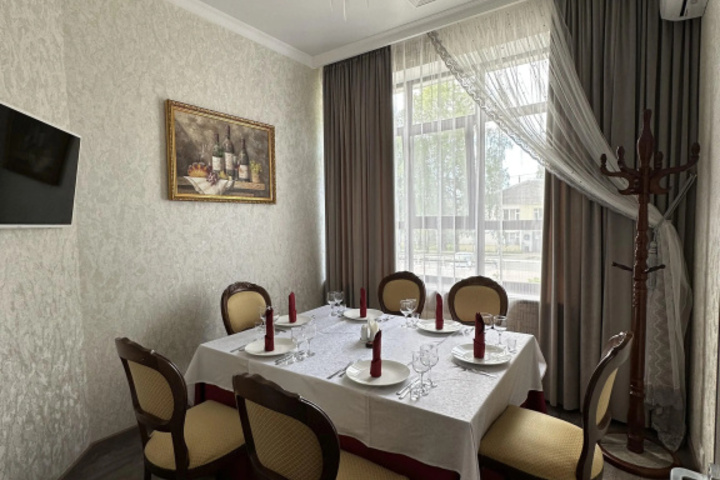 Dining 8 of 20