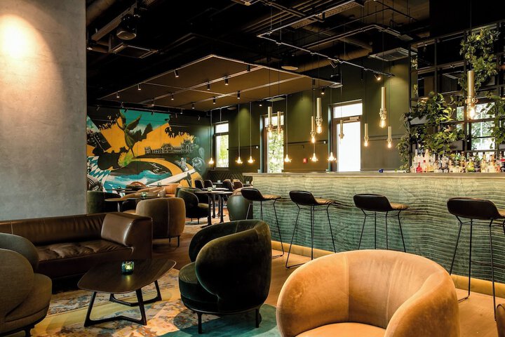Lounge 17 of 25