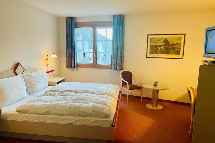 Room 5 of 16