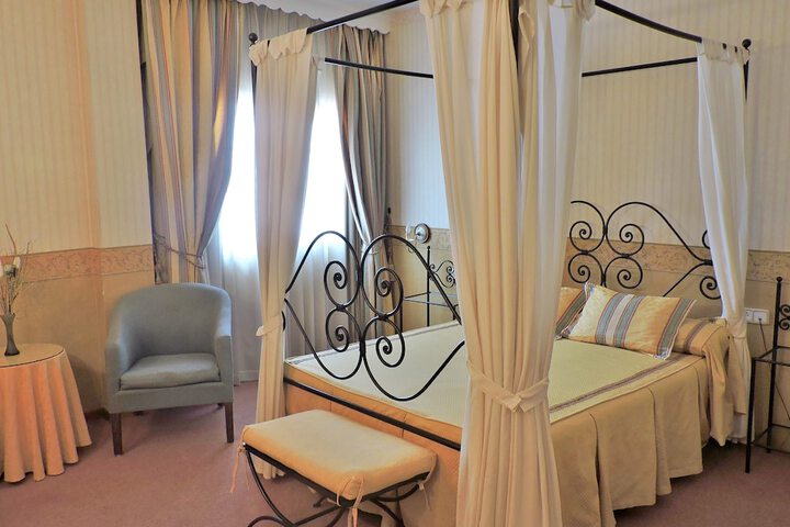 Room 25 of 48