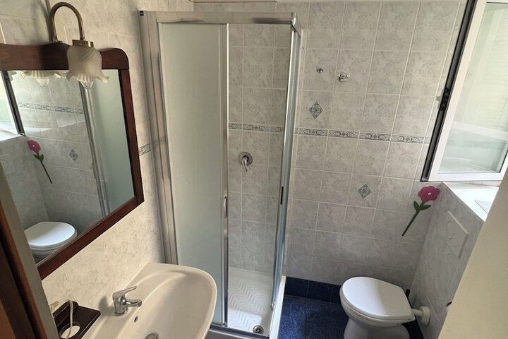 Room 32 of 48