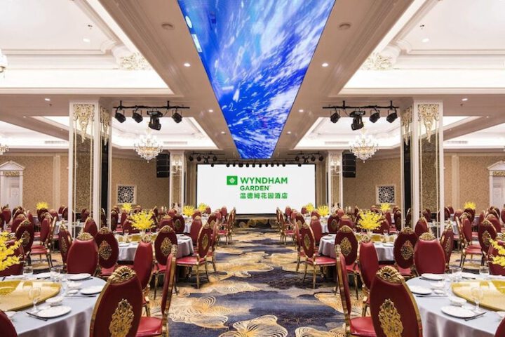 Ballroom/Hall 43 of 52
