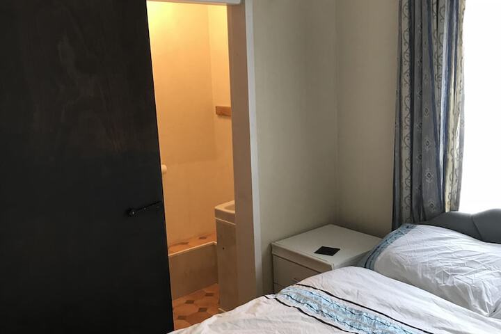 Room 27 of 48