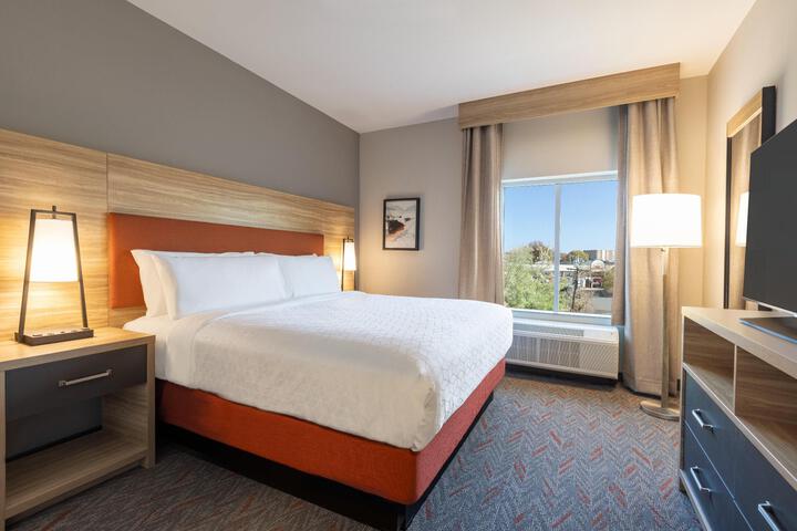 Studio King Bed Accessible (8 of 15)