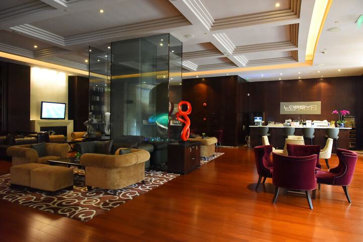 Lounge 34 of 41