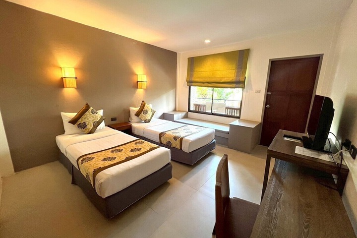 Room 12 of 100
