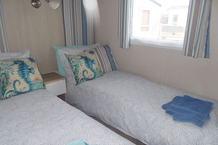 3 Bed Caravan - Sleeps 8 - Wifi - Parking