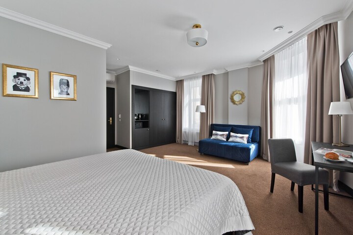 Room 4 of 20
