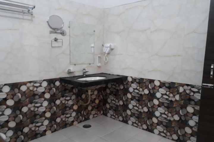 Room 15 of 28
