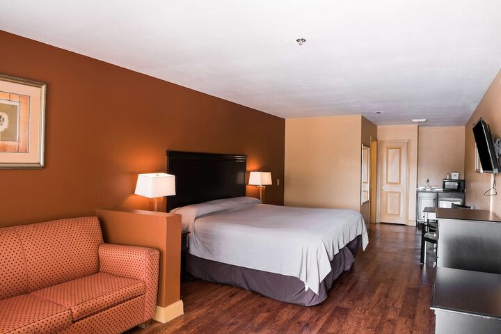 1 King Bed (2 of 6)