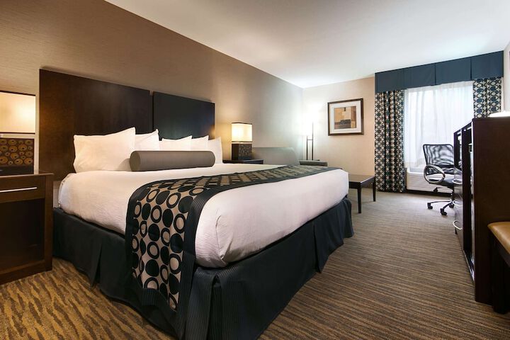 1 King Bed (2 of 14)