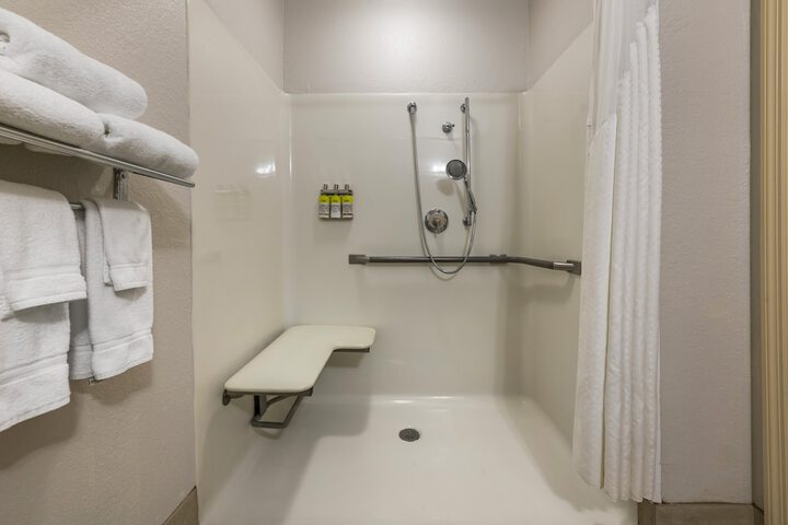2 Queen Beds Mobility Accessible Tub (5 of 11)
