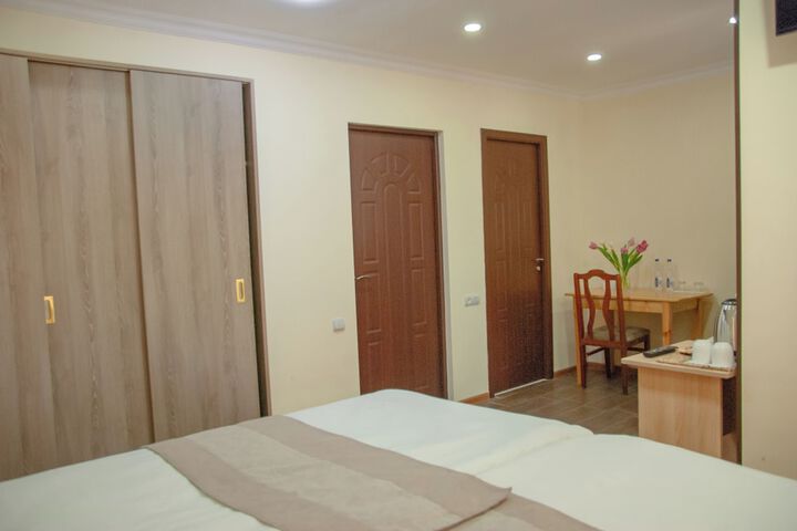 Room 4 of 75
